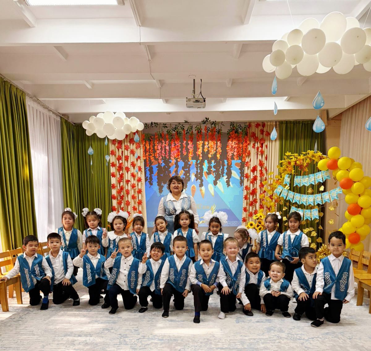 Алтын түске боялды Республикам менің! "Ақбота" ересек тобы