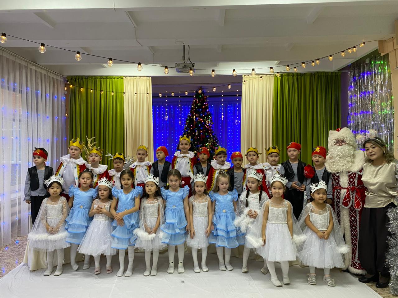 "Сияние звезды года" Предшкольная группа "Петушок"