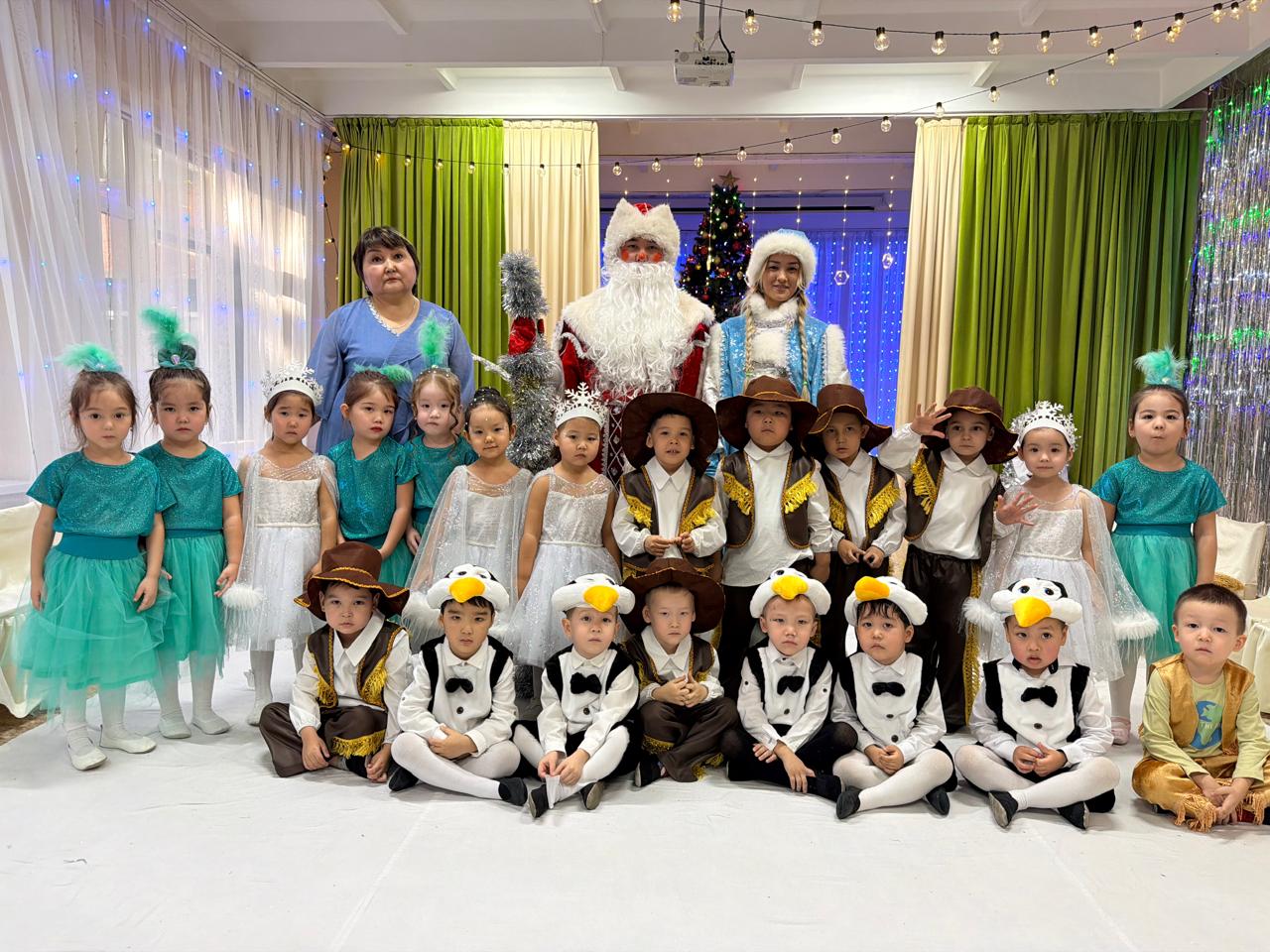 "Жаңа жылдық ғажайыпқа сенейік" "Ақбота" ересек тобы